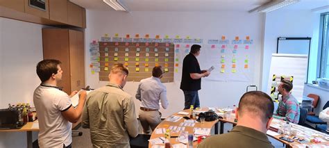 Egy csapat újságíró és fotós dolgozik egy szerkesztőségben