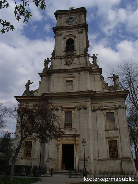 Kocka perspektivikus képe és templom homlokzatának rajza