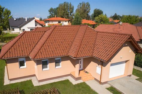 Sík kerámia tetőcserepek modern épületen