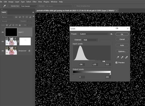 Példa a Glowing Edge effekt alkalmazására egy fekete-fehér képen a Photoshopban.