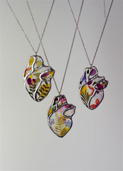 Egyedi tervezésű ékszerek és kiegészítők színes válogatása