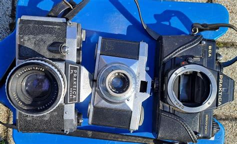 Vintage és modern fényképezőgépek egymás mellett kiállítva