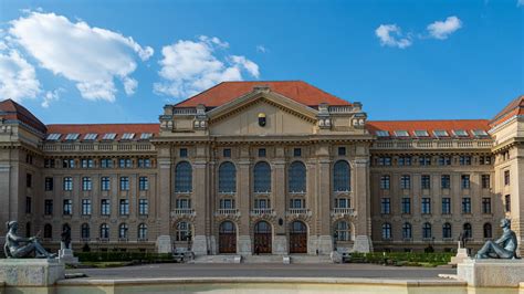 Az egyetem főépülete Budapesten