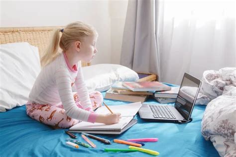 Diákok online tanulás közben