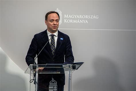 Kép egy emberi és robotalkatrészekből álló lényről